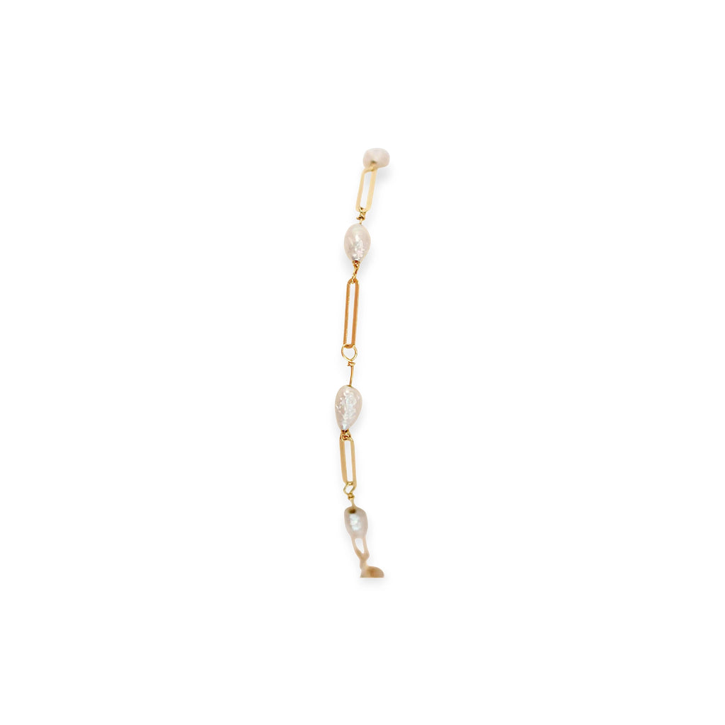 Unique vintage-style 18K Yellow Gold bracelet combining lustrous natural pearls and distinctive paperclip-style gold links.