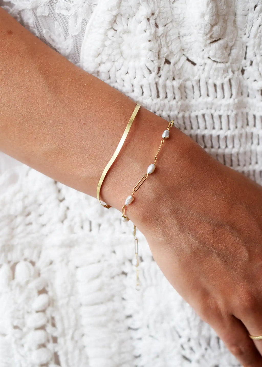 Unique vintage-style 18K Yellow Gold bracelet combining lustrous natural pearls and distinctive paperclip-style gold links.