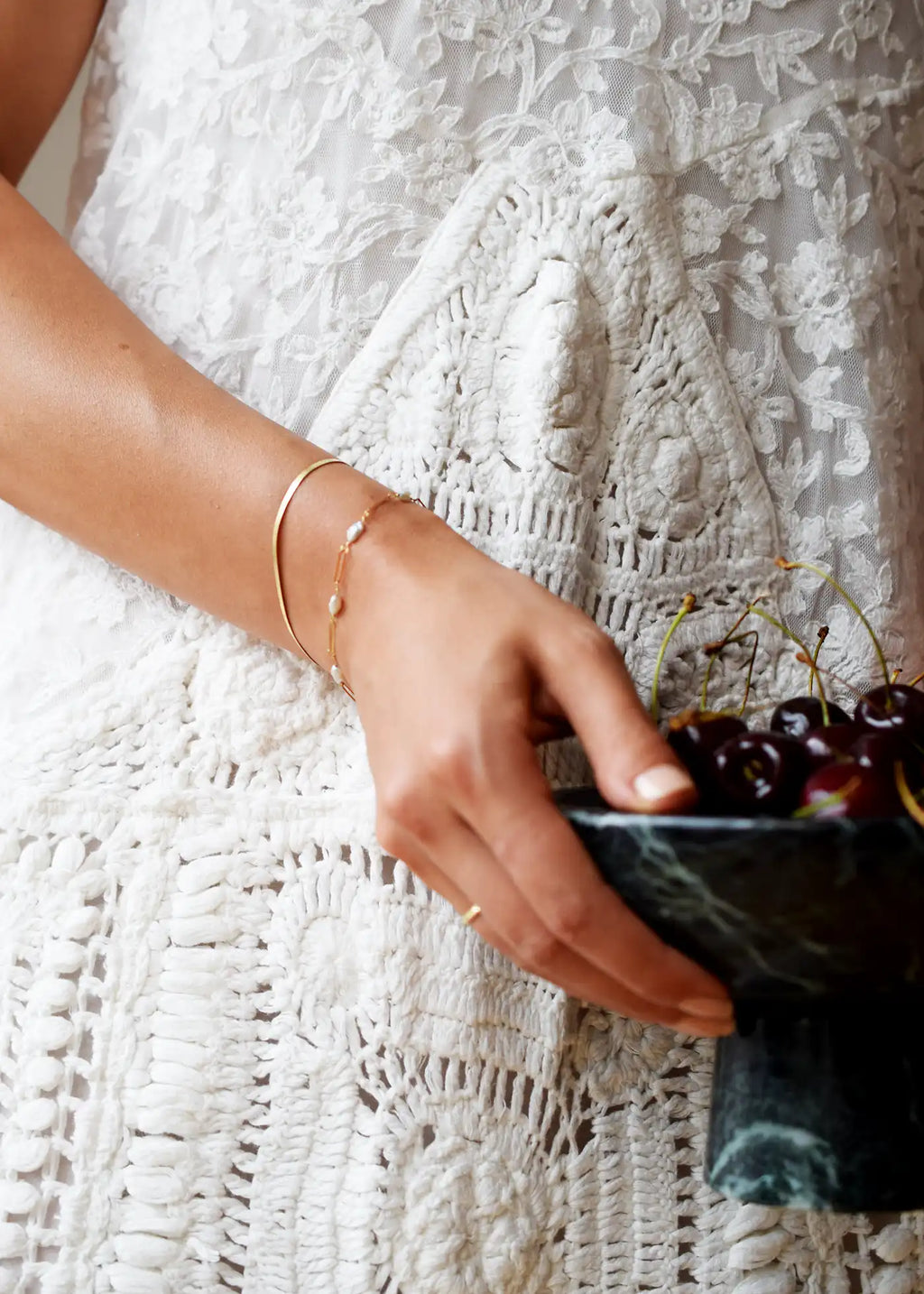 Unique vintage-style 18K Yellow Gold bracelet combining lustrous natural pearls and distinctive paperclip-style gold links.