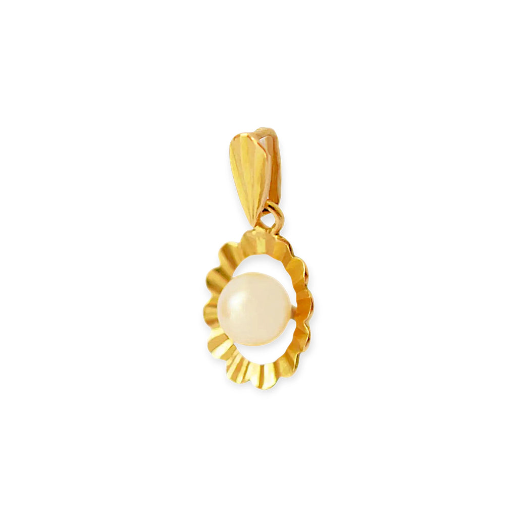 Vintage 18k gold and pearl flower pendant necklace.