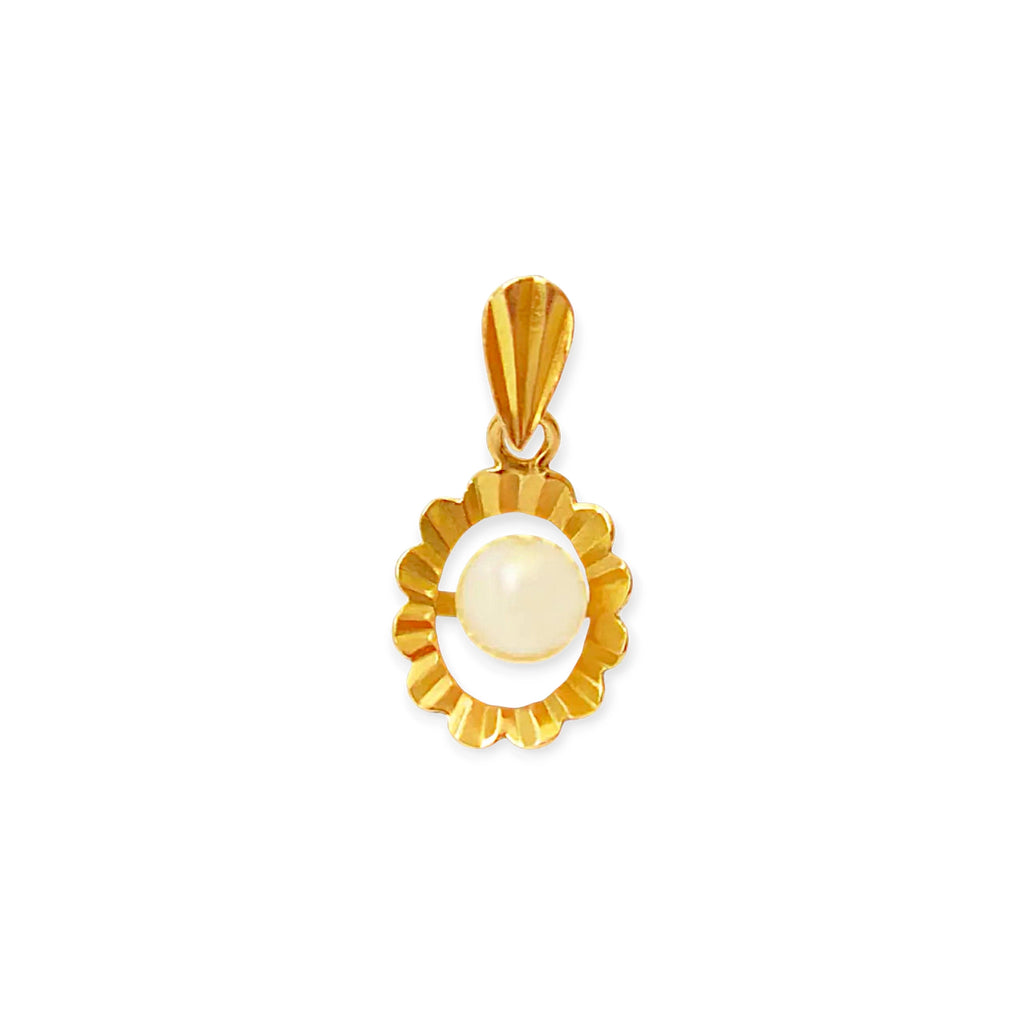 Vintage 18k gold and pearl flower pendant necklace.
